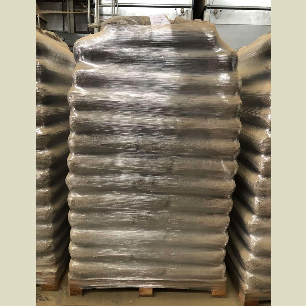 Miscanthus Pellets Einstreu 8 mm 1 Palette 945 kg, 63 Säcke je 15 kg - | 100% Naturprodukt | Staubarme Pferde- & Tierstreu | Hohe Saugkraft & Geruchsbindung | Umweltfreundliche Alternative zu Sägespänen