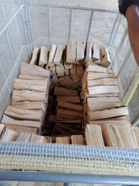 Ofenfertiges Brennholz – gestapelt auf Palette, sauber & platzsparend geliefert