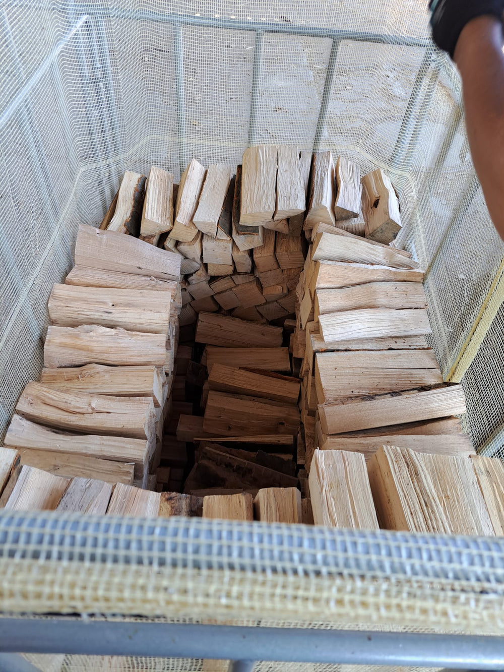 ANGEBOT Kaminholz Brennholz trocken, Raummeter auf Palette gestapelt inkl. 1 Sack Anfeuerholz ca. 10KG gratis