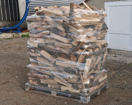 Brennholz – lose geschüttet, trocken & sauber auf Palette verpackt. Sofort fertig zu verbrennen.